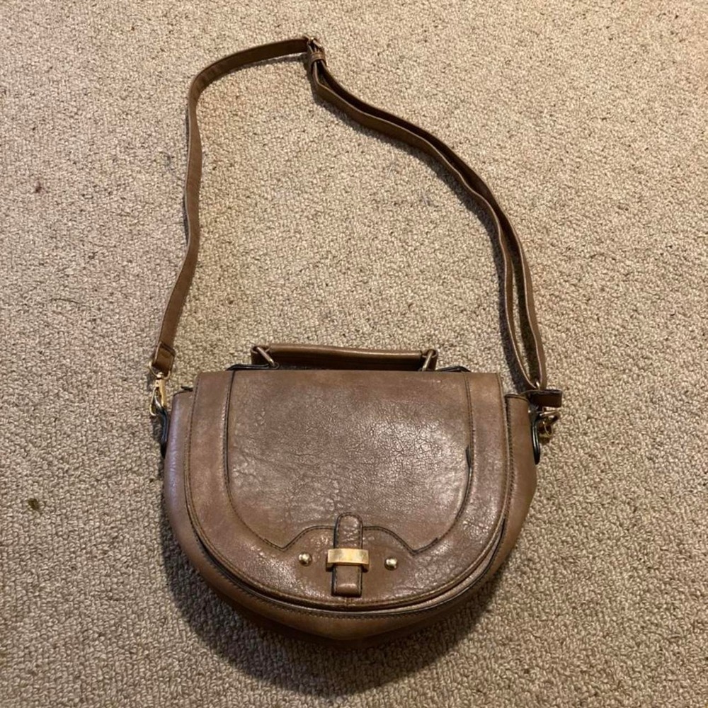 BROWN PURSE WITH SHOULDER STRAP